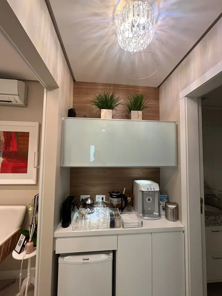 Espaço de espera com plantas e luminária
